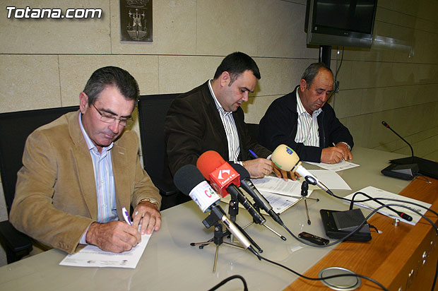 The City Council has signed agreements with the Health Protection Association of Sheep and Goats "Santa Eulalia" and the Association of Swine Health Protection and Totana The Paretn, Foto 1