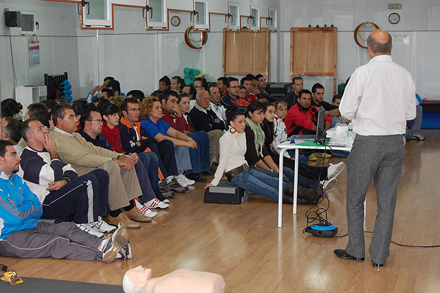 La Concejalía de Deportes local impartió ayer jueves 20 de noviembre una charla sobre RCP básica y hemorragias para sus cerca de 50 instructores - 1, Foto 1