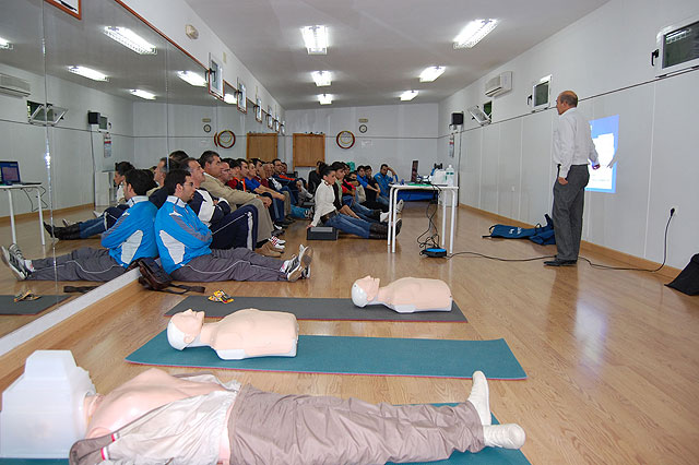 La Concejalía de Deportes local impartió ayer jueves 20 de noviembre una charla sobre RCP básica y hemorragias para sus cerca de 50 instructores - 2, Foto 2
