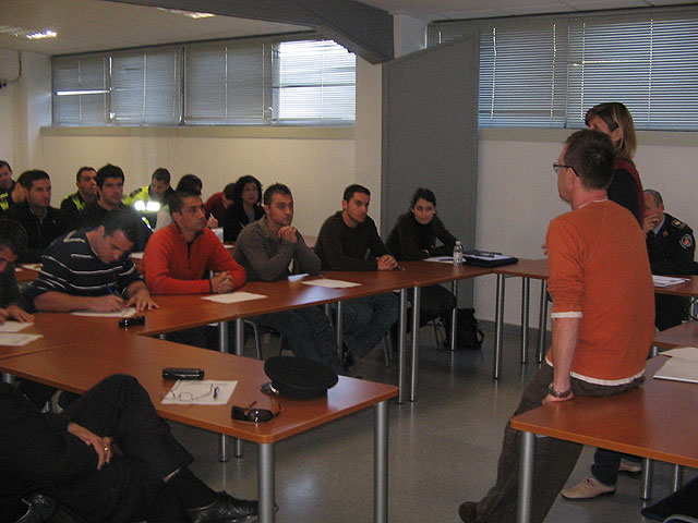 Agentes de la Policía Local de Totana reciben formación sobre la violencia de género, Foto 1