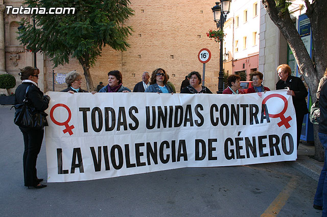 Totana se suma a la lucha contra la violencia de género con una concentración silenciosa en la que se ha procedido a la lectura de un manifiesto, Foto 1