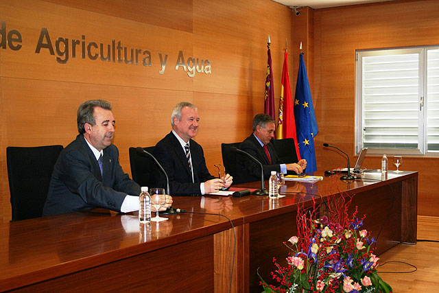 Valcárcel defiende la agricultura como “símbolo de identidad regional” y su valor estratégico como generador de empleo - 1, Foto 1