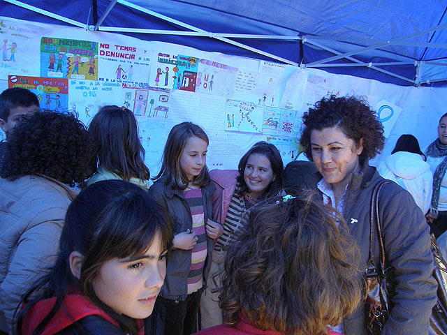 239 escolares de seis colegios de Lorca muestran en la Plaza de España su rechazo a la violencia de género - 1, Foto 1