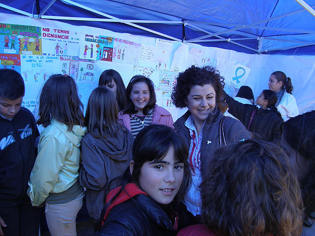 239 escolares de seis colegios de Lorca muestran en la Plaza de España su rechazo a la violencia de género - 3, Foto 3