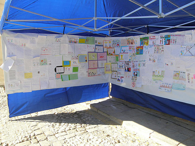 239 escolares de seis colegios de Lorca muestran en la Plaza de España su rechazo a la violencia de género - 4, Foto 4