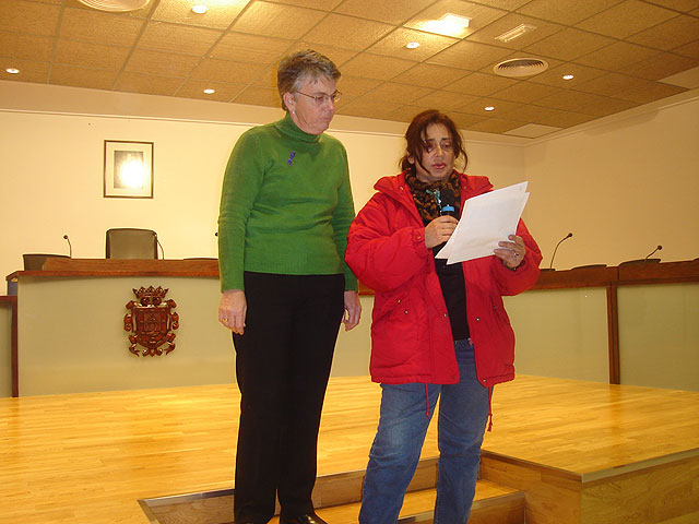 La concejal de Mujer ha invitado al público a participar en la lectura del manifiesto con la violencia de género esta mañana en el Ayuntamiento - 1, Foto 1