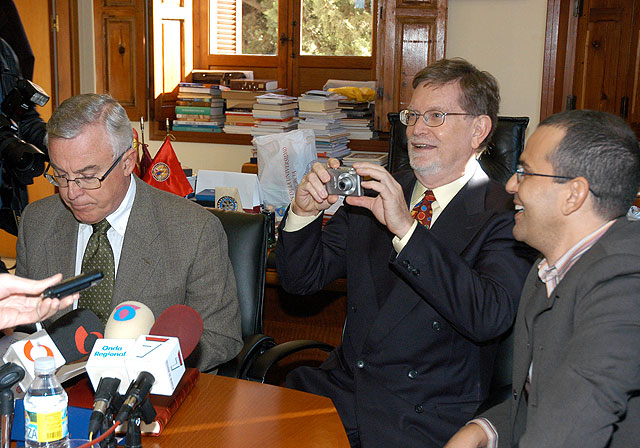 El Premio Nobel de Física George F. Smoot firma en el libro de honor de la Universidad de Murcia - 1, Foto 1
