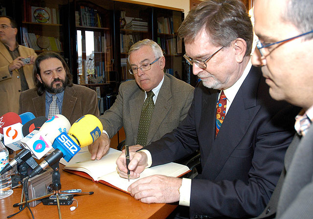 El Premio Nobel de Física George F. Smoot firma en el libro de honor de la Universidad de Murcia - 3, Foto 3
