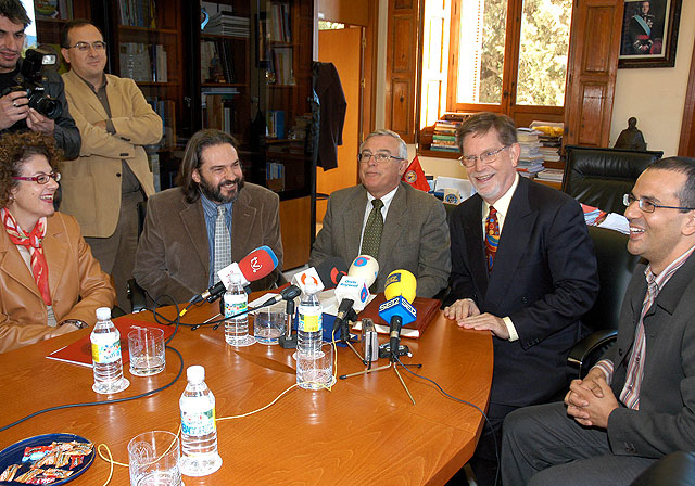 El Premio Nobel de Física George F. Smoot firma en el libro de honor de la Universidad de Murcia - 4, Foto 4