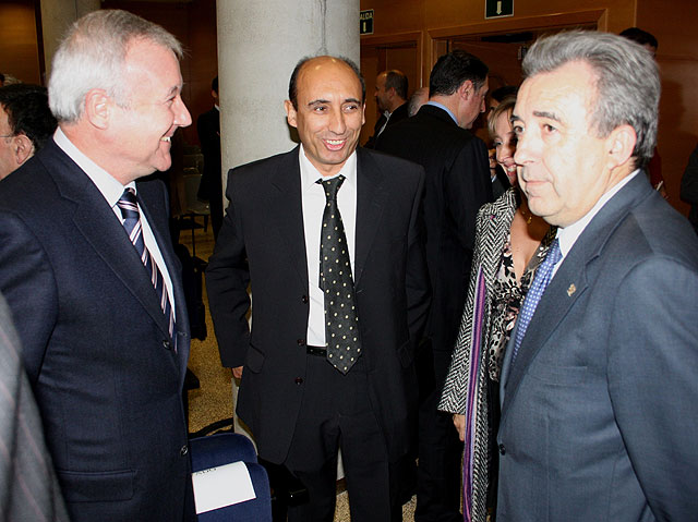 El consejero de Agricultura y Agua, Antonio Cerdá, presentó hoy el libro 'Las dos orillas. Agua sin pasión - 1, Foto 1