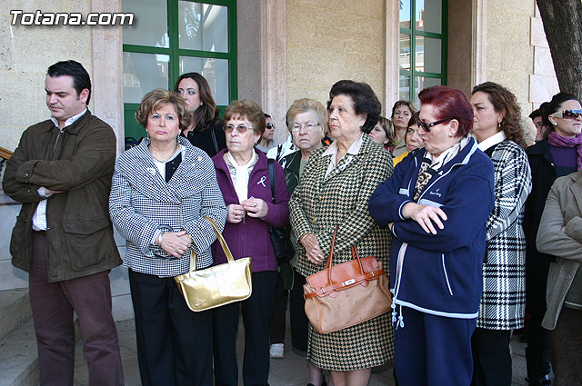 Totana se suma a la lucha contra la violencia de gnero con una concentracin silenciosa en la que se ha procedido a la lectura de un manifiesto - 8