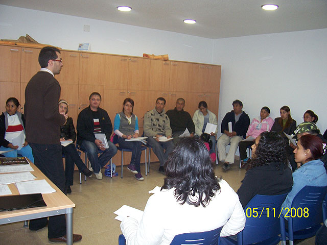 Las Jornadas de Información y Orientación para la Inserción Sociolaboral de las personas inmigrantes del municipio, cuentan con la participación de más de una veintena de personas, Foto 1