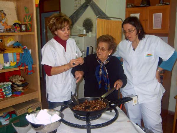 Users of the Service Day Care Center Senior Municipal celebrate the traditional "Roasted Chestnuts Day", Foto 1