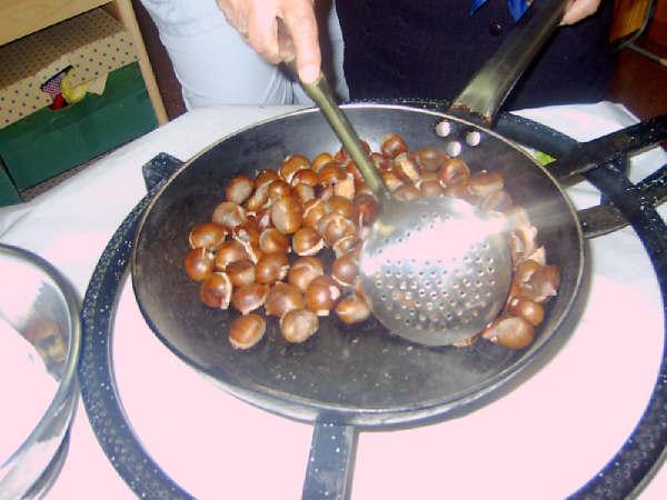 Users of the Service Day Care Center Senior Municipal celebrate the traditional "Roasted Chestnuts Day", Foto 2