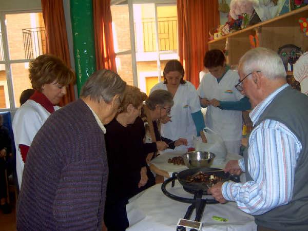 Users of the Service Day Care Center Senior Municipal celebrate the traditional "Roasted Chestnuts Day", Foto 3