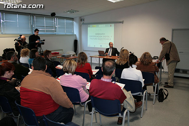 Más de 40 personas participan en la jornada sobre “El certificado digital y factura electrónica”, Foto 1