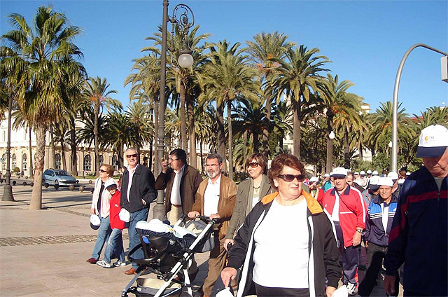 300 mayores y sus familias participaron en la marcha a pie intergeneracional - 2, Foto 2