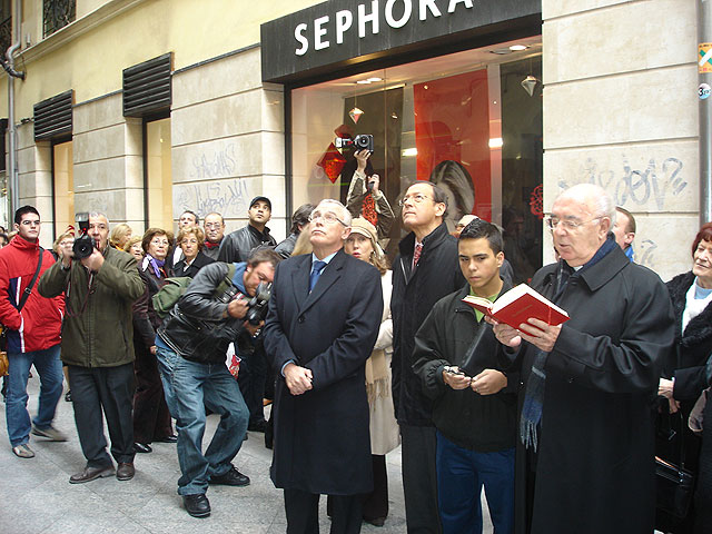 El Alcalde Cámara inaugura el retablo cerámico que homenajea al Gremio de Plateros en las Cuatro Esquinas - 1, Foto 1