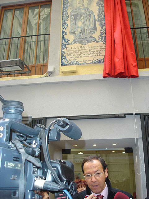 El Alcalde Cámara inaugura el retablo cerámico que homenajea al Gremio de Plateros en las Cuatro Esquinas - 2, Foto 2