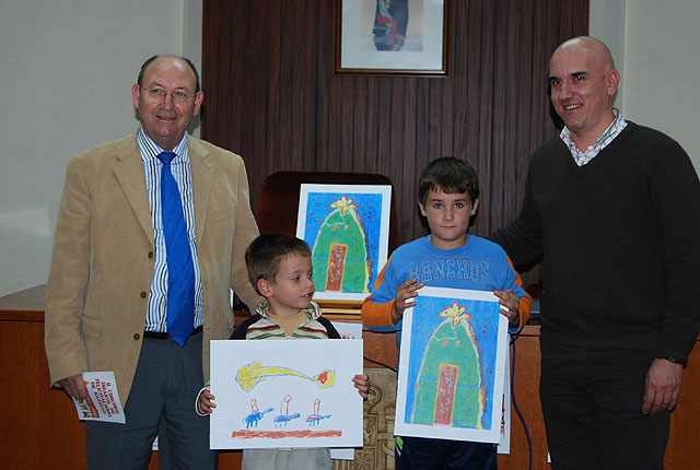 Los dibujos de dos niños del municipio ilustran las tarjetas oficiales del Ayuntamiento, Foto 1