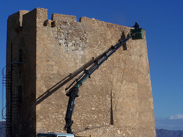 El Ayuntamiento ha procedido hoy a retirar las pintadas de la «Torre de Cope» - 1, Foto 1