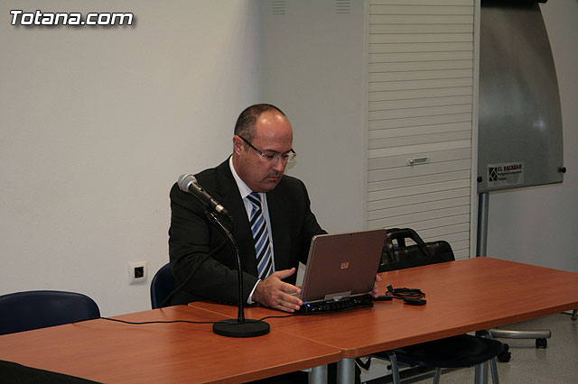 Ms de 40 personas participan en la jornada sobre “El certificado digital y factura electrnica” - 3