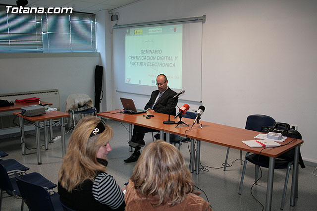 Ms de 40 personas participan en la jornada sobre “El certificado digital y factura electrnica” - 10
