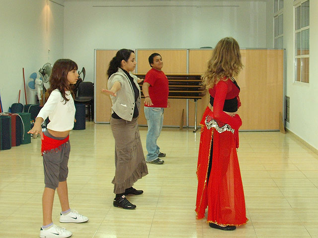 Se pone punto y final al taller de “Danzas del Mundo”, enmarcado en el programa de actividades interculturales, Foto 1