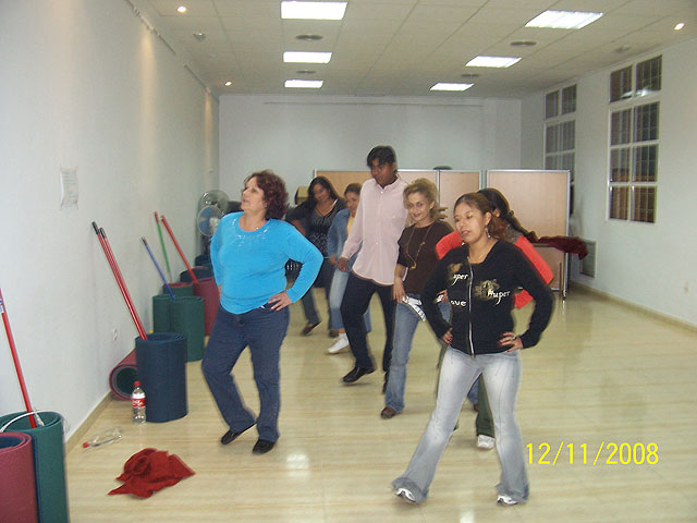 It puts an end to the workshop of "Dances of the World", set in the program of intercultural activities, Foto 3