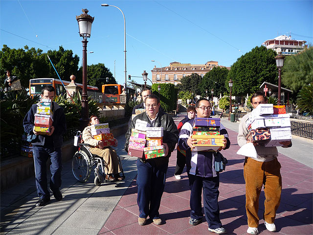Los alumnos del Centro Ocupacional “José Moyá” participan en la campaña “Un regalo lleno de navidad”, Foto 1