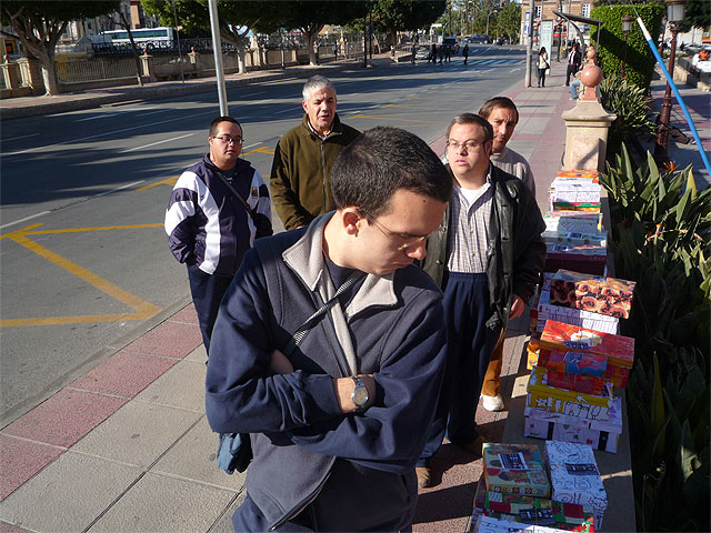 Los alumnos del Centro Ocupacional “José Moyá” participan en la campaña “Un regalo lleno de navidad”, Foto 2