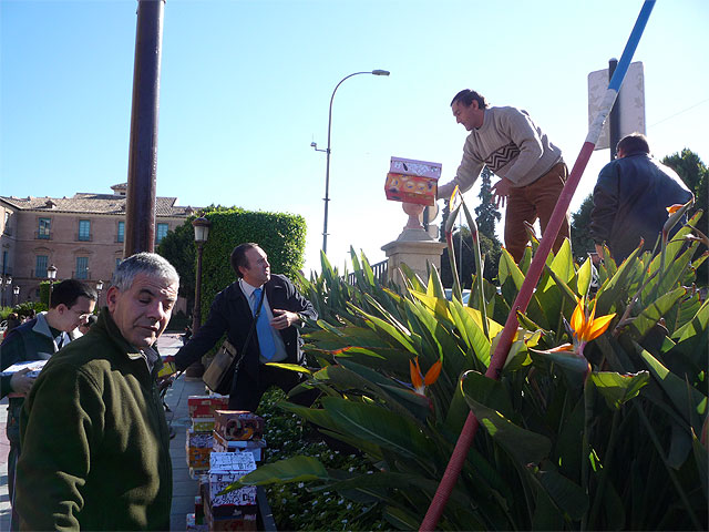 Los alumnos del Centro Ocupacional “José Moyá” participan en la campaña “Un regalo lleno de navidad”, Foto 3