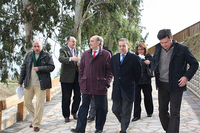 La Confederación Hidrográfica del Segura ajardina los espacios verdes y coloca mobiliario rústico en el Paraje del Agua Salá en Alcantarilla, junto al Río Segura - 1, Foto 1
