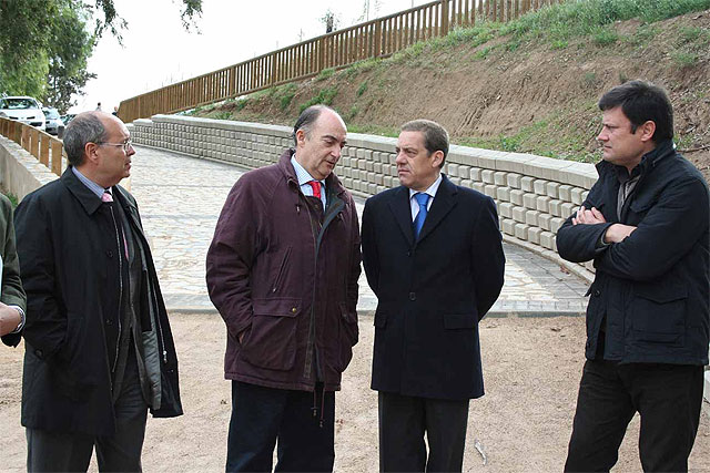 La Confederación Hidrográfica del Segura ajardina los espacios verdes y coloca mobiliario rústico en el Paraje del Agua Salá en Alcantarilla, junto al Río Segura - 2, Foto 2