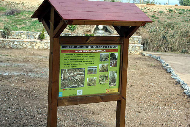 La Confederación Hidrográfica del Segura ajardina los espacios verdes y coloca mobiliario rústico en el Paraje del Agua Salá en Alcantarilla, junto al Río Segura - 3, Foto 3