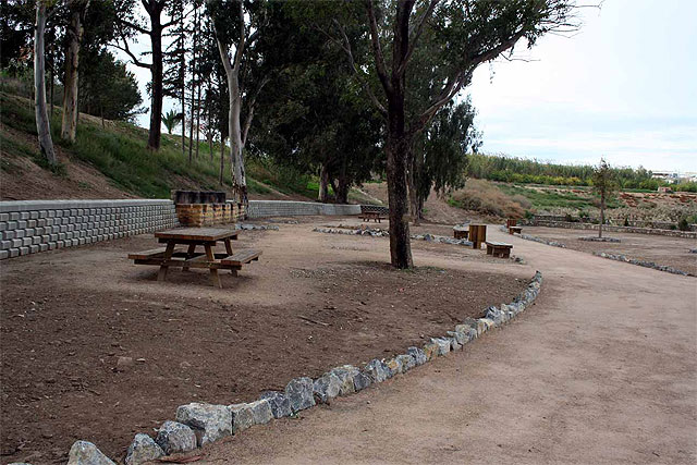 La Confederación Hidrográfica del Segura ajardina los espacios verdes y coloca mobiliario rústico en el Paraje del Agua Salá en Alcantarilla, junto al Río Segura - 4, Foto 4