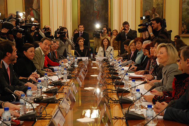 Las comunidades autónomas y el Gobierno de España acuerdan el copago de los servicios de la Ley de Dependencia - 1, Foto 1