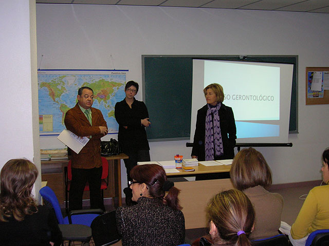 El Ayuntamiento pone en marcha un curso de Formacin Gerontolgica, Foto 1