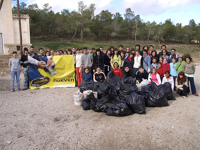 Cerca de 70 miembros y voluntarios del programa 9.e se han encargado de retirar unos 200 kilos de basura del Pantano de Santomera - 1, Foto 1