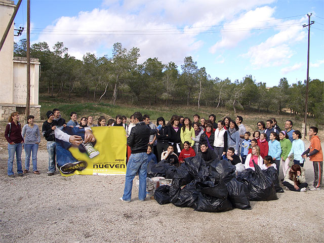 Cerca de 70 miembros y voluntarios del programa 9.e se han encargado de retirar unos 200 kilos de basura del Pantano de Santomera - 2, Foto 2