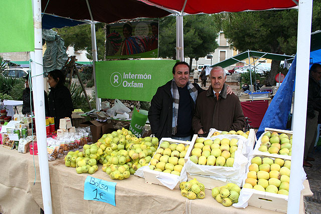 El Pero de Cehegín se promociona en un mercadillo pasado por agua - 1, Foto 1