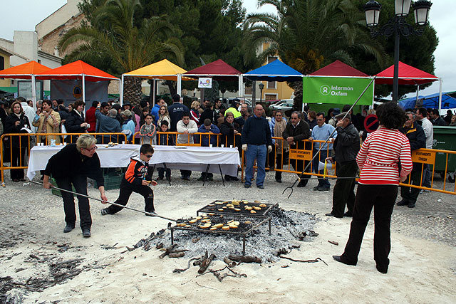 El Pero de Cehegín se promociona en un mercadillo pasado por agua - 2, Foto 2