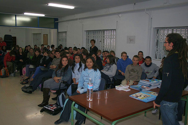 Cerca de 120 alumnos del IES Poeta Julián Andúgar asisten a un Taller de Educación Afectivo – Sexual para prevenir el VIH - 3, Foto 3