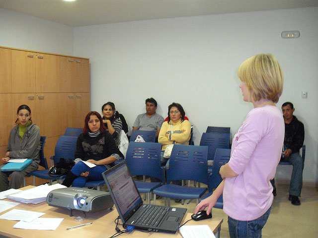 La charla informativa sobre la Ley de Extranjería, organizada por el Servicio Municipal de Inmigración, contó con la asistencia de una treintena de personas, Foto 1