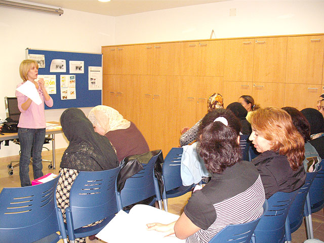 La charla informativa sobre la Ley de Extranjería, organizada por el Servicio Municipal de Inmigración, contó con la asistencia de una treintena de personas, Foto 2