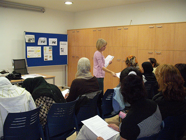 La charla informativa sobre la Ley de Extranjería, organizada por el Servicio Municipal de Inmigración, contó con la asistencia de una treintena de personas, Foto 3