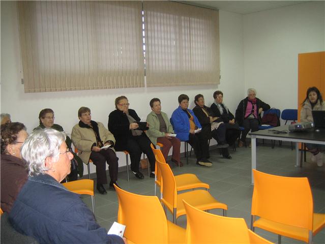 Los usuarios del Centro Municipal de Personas Mayores del “Paretón-Cantareros” reciben una charla informativa sobre  el Servicio de Teleasistencia Domiciliaria, Foto 1