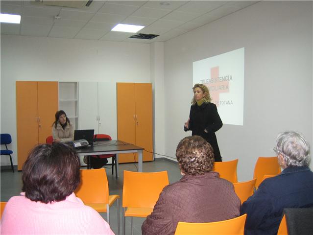 Los usuarios del Centro Municipal de Personas Mayores del “Paretón-Cantareros” reciben una charla informativa sobre  el Servicio de Teleasistencia Domiciliaria, Foto 2