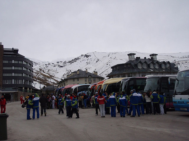 El plazo para inscribirse en la actividad de senderismo de alta montaña con raquetas de nieve por Sierra Nevada finaliza mañana jueves, Foto 1