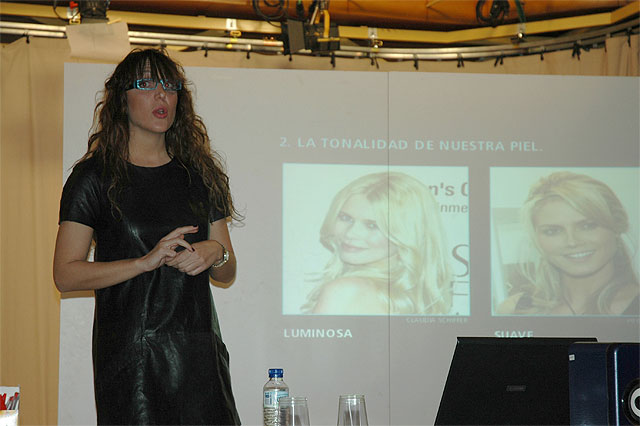 La asesora de imagen de It’s Shopping, Toñi Jara, ha impartido hoy una conferencia en la UCAM - 1, Foto 1